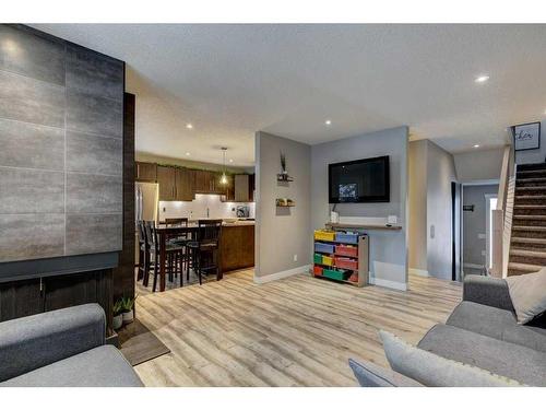 7-10001 Brookpark Boulevard Sw, Calgary, AB - Indoor Photo Showing Living Room