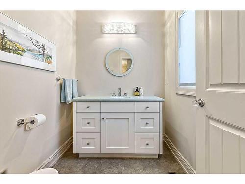 1109 Dorchester Avenue Sw, Calgary, AB - Indoor Photo Showing Bathroom