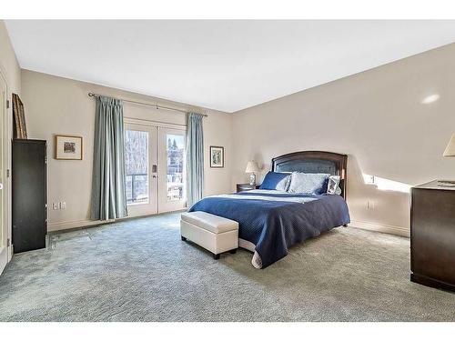 1109 Dorchester Avenue Sw, Calgary, AB - Indoor Photo Showing Bedroom