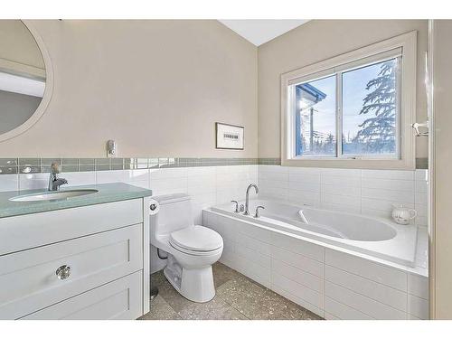 1109 Dorchester Avenue Sw, Calgary, AB - Indoor Photo Showing Bathroom