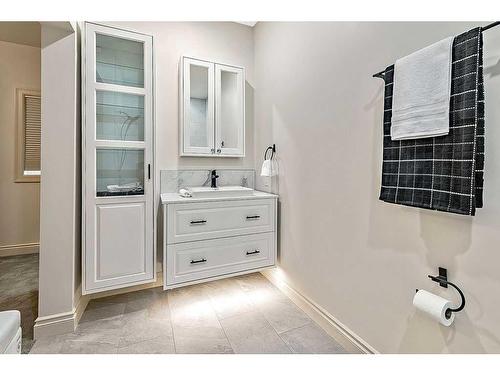 1109 Dorchester Avenue Sw, Calgary, AB - Indoor Photo Showing Bathroom