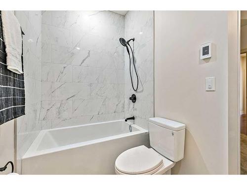 1109 Dorchester Avenue Sw, Calgary, AB - Indoor Photo Showing Bathroom