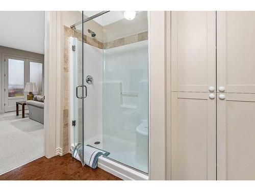 1109 Dorchester Avenue Sw, Calgary, AB - Indoor Photo Showing Bathroom