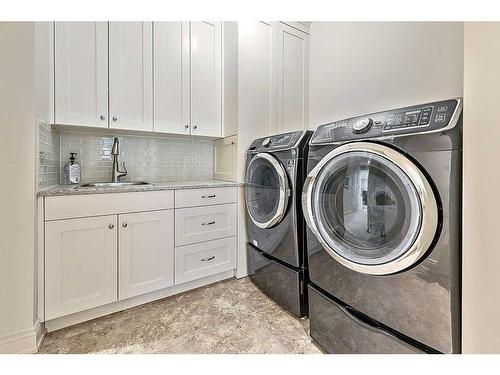 1109 Dorchester Avenue Sw, Calgary, AB - Indoor Photo Showing Laundry Room