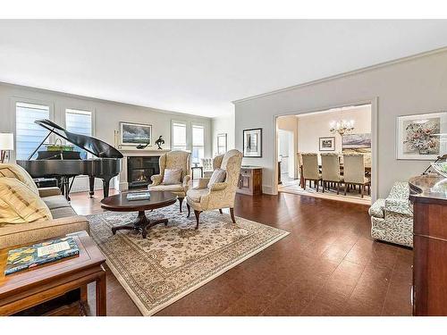 1109 Dorchester Avenue Sw, Calgary, AB - Indoor Photo Showing Living Room