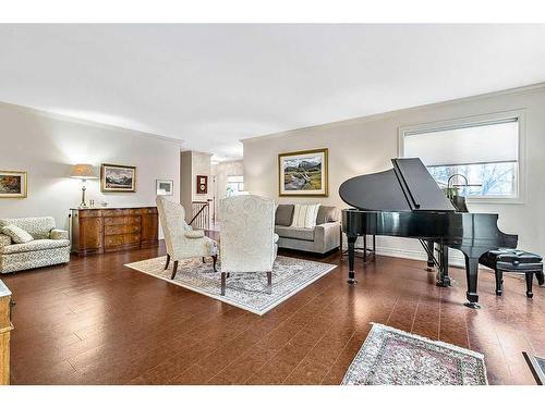 1109 Dorchester Avenue Sw, Calgary, AB - Indoor Photo Showing Living Room