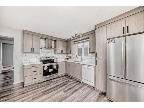 195 Castleridge Drive Ne, Calgary, AB - Indoor Photo Showing Kitchen