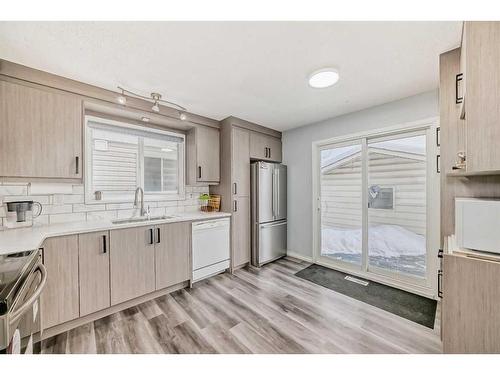 195 Castleridge Drive Ne, Calgary, AB - Indoor Photo Showing Kitchen