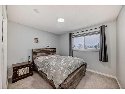 195 Castleridge Drive Ne, Calgary, AB - Indoor Photo Showing Bedroom