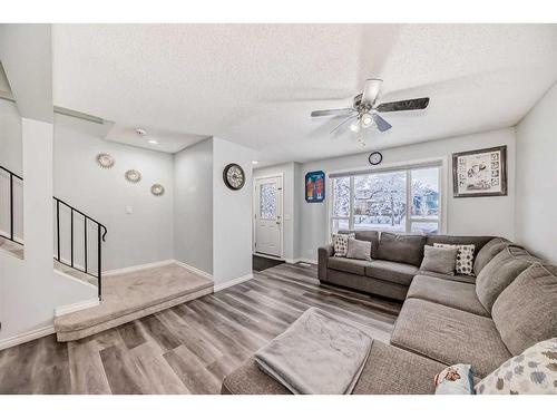 195 Castleridge Drive Ne, Calgary, AB - Indoor Photo Showing Living Room