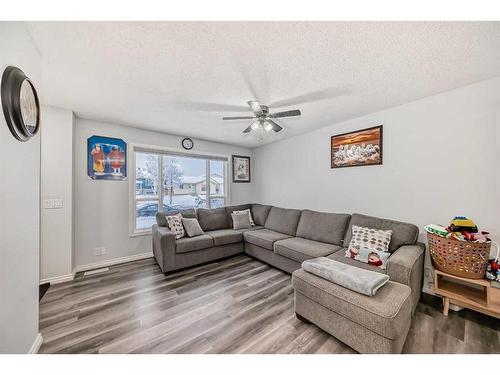 195 Castleridge Drive Ne, Calgary, AB - Indoor Photo Showing Living Room