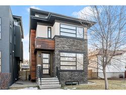 807 19 Avenue NW Calgary, AB T2M 0Z4