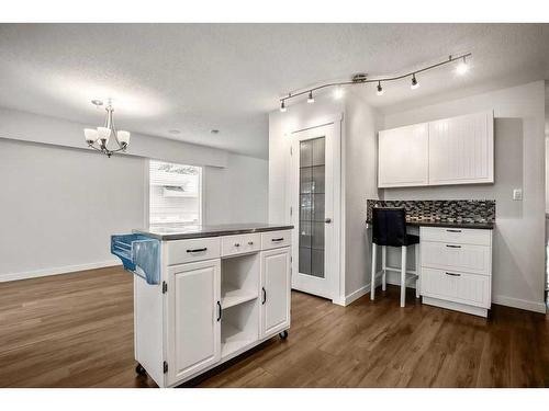 15 Alcock Close, Okotoks, AB - Indoor Photo Showing Kitchen