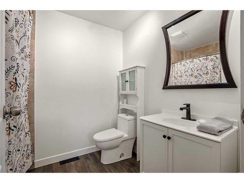 15 Alcock Close, Okotoks, AB - Indoor Photo Showing Bathroom