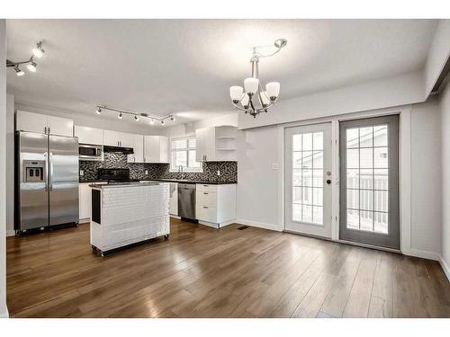 15 Alcock Close, Okotoks, AB - Indoor Photo Showing Kitchen With Upgraded Kitchen