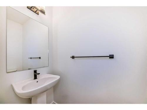 27 Saddlebred Place, Cochrane, AB - Indoor Photo Showing Bathroom