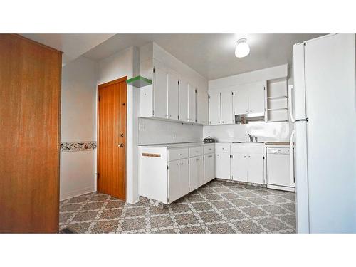 3720 Centre A Street Ne, Calgary, AB - Indoor Photo Showing Kitchen