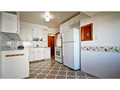 3720 Centre A Street Ne, Calgary, AB - Indoor Photo Showing Kitchen