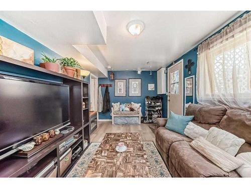 3720 Centre A Street Ne, Calgary, AB - Indoor Photo Showing Living Room