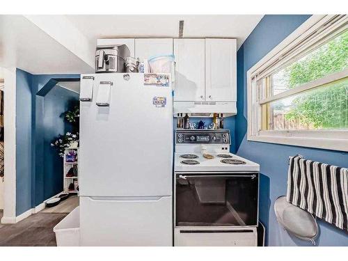 3720 Centre A Street Ne, Calgary, AB - Indoor Photo Showing Kitchen