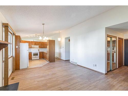 3908 14 Avenue Ne, Calgary, AB - Indoor Photo Showing Kitchen