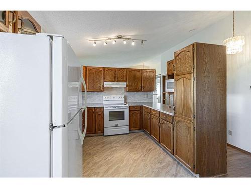 3908 14 Avenue Ne, Calgary, AB - Indoor Photo Showing Kitchen