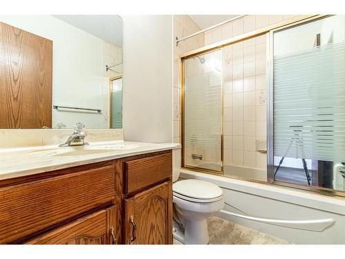 3908 14 Avenue Ne, Calgary, AB - Indoor Photo Showing Bathroom