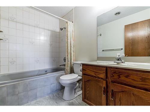 3908 14 Avenue Ne, Calgary, AB - Indoor Photo Showing Bathroom