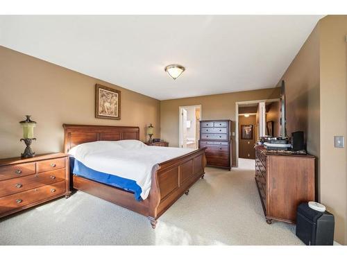 44 Sierra Vista Close Sw, Calgary, AB - Indoor Photo Showing Bedroom