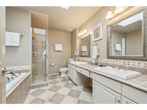 44 Sierra Vista Close Sw, Calgary, AB - Indoor Photo Showing Bathroom