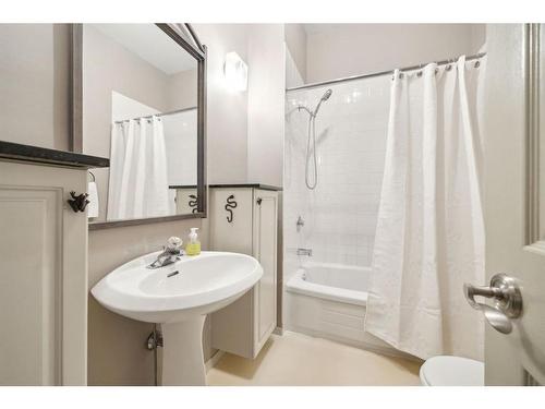 44 Sierra Vista Close Sw, Calgary, AB - Indoor Photo Showing Bathroom