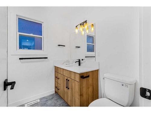 414 Templeview Drive Ne, Calgary, AB - Indoor Photo Showing Bathroom