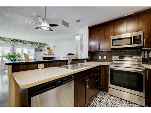 224-15 Sunset Square, Cochrane, AB - Indoor Photo Showing Kitchen With Double Sink