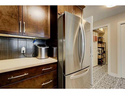 224-15 Sunset Square, Cochrane, AB - Indoor Photo Showing Kitchen