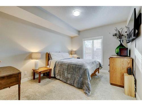 224-15 Sunset Square, Cochrane, AB - Indoor Photo Showing Bedroom