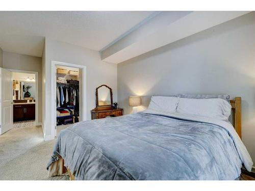 224-15 Sunset Square, Cochrane, AB - Indoor Photo Showing Bedroom