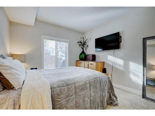 224-15 Sunset Square, Cochrane, AB - Indoor Photo Showing Bedroom