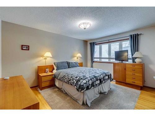 3410 Breton Close Nw, Calgary, AB - Indoor Photo Showing Bedroom