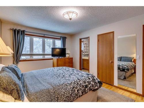 3410 Breton Close Nw, Calgary, AB - Indoor Photo Showing Bedroom