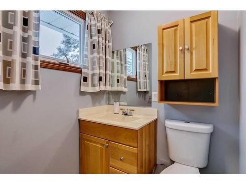 3410 Breton Close Nw, Calgary, AB - Indoor Photo Showing Bathroom