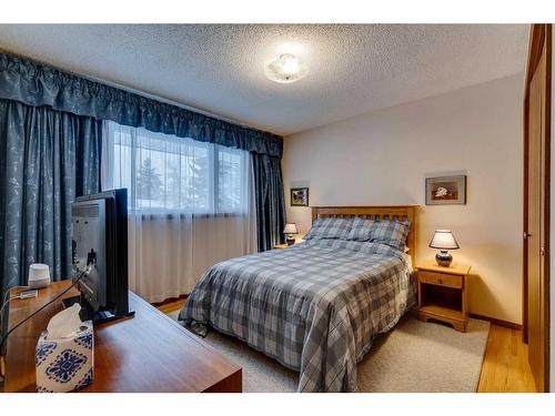 3410 Breton Close Nw, Calgary, AB - Indoor Photo Showing Bedroom