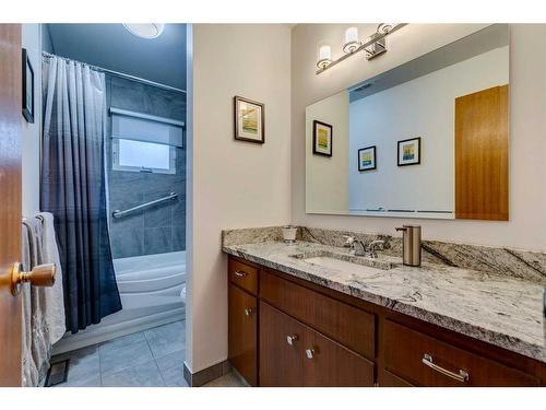 3410 Breton Close Nw, Calgary, AB - Indoor Photo Showing Bathroom