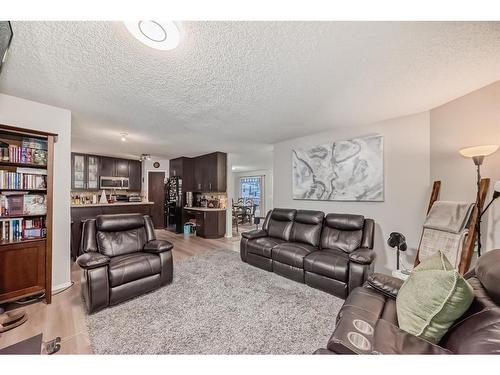 1 Harvest Oak View Ne, Calgary, AB - Indoor Photo Showing Living Room