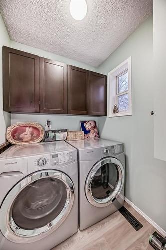 1 Harvest Oak View Ne, Calgary, AB - Indoor Photo Showing Laundry Room