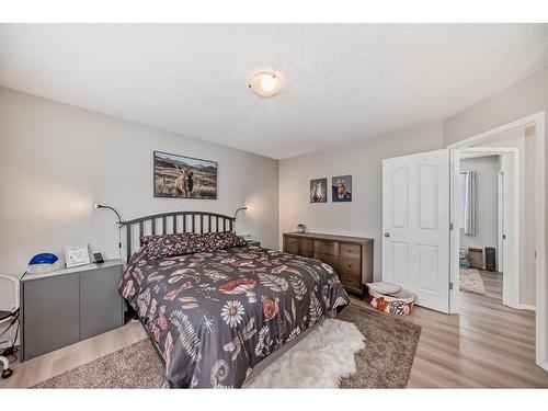 1 Harvest Oak View Ne, Calgary, AB - Indoor Photo Showing Bedroom