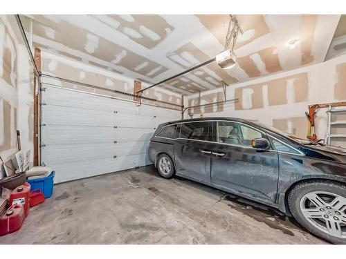 1 Harvest Oak View Ne, Calgary, AB - Indoor Photo Showing Garage