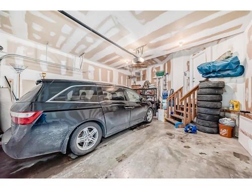 1 Harvest Oak View Ne, Calgary, AB - Indoor Photo Showing Garage