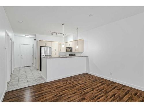 105-1408 17 Street Se, Calgary, AB - Indoor Photo Showing Kitchen