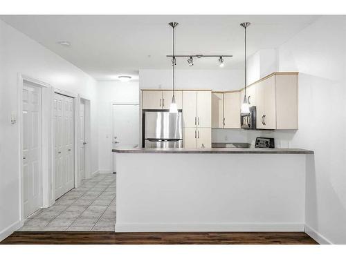 105-1408 17 Street Se, Calgary, AB - Indoor Photo Showing Kitchen