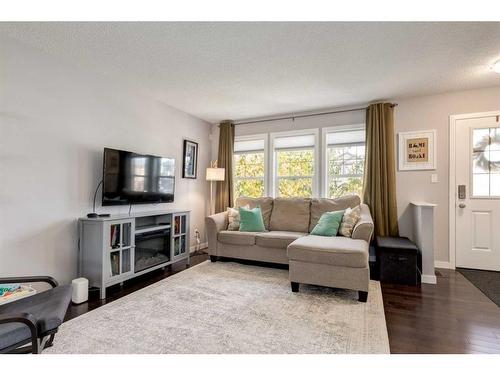 1233 New Brighton Drive Se, Calgary, AB - Indoor Photo Showing Living Room